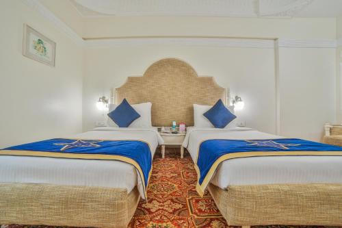 Una cama o camas en una habitación de Ramoji Film City- Sitara Luxury Hotel