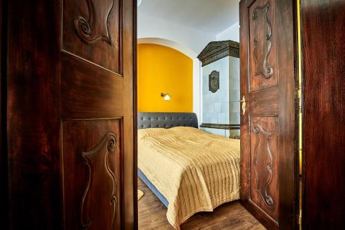 Schlafzimmer mit einem Bett und einer Holztür in der Unterkunft Apartamenty Kowary - Na Kowarskiej Starówce in Kowary