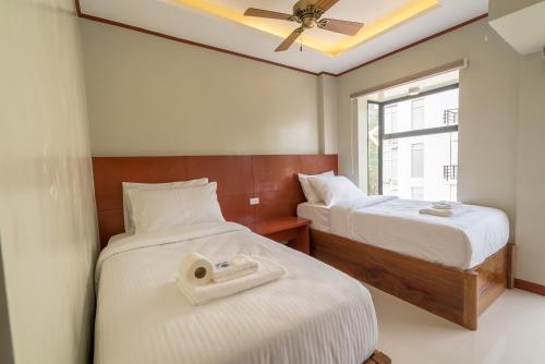 Postel nebo postele na pokoji v ubytování Coral Cliff Hotel