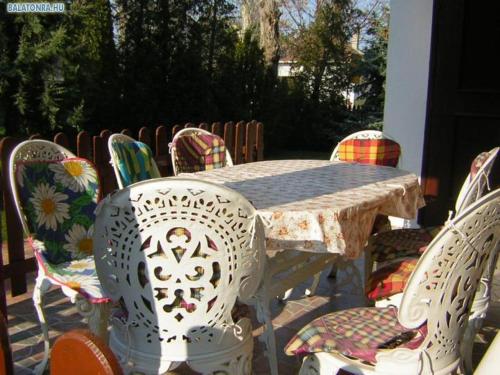 シオーフォクにあるSiófok Aranypartのテーブルと椅子