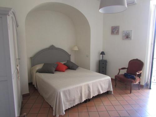 薩雷諾的住宿－Salerno Domus Claudia，一间卧室配有一张床和一把椅子