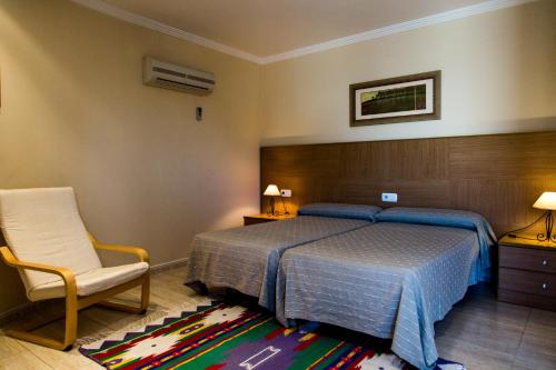 A bed or beds in a room at Hostal Casa Manolo