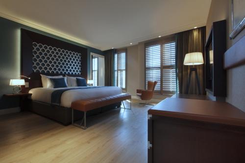 Ένα ή περισσότερα κρεβάτια σε δωμάτιο στο Hotel Dux