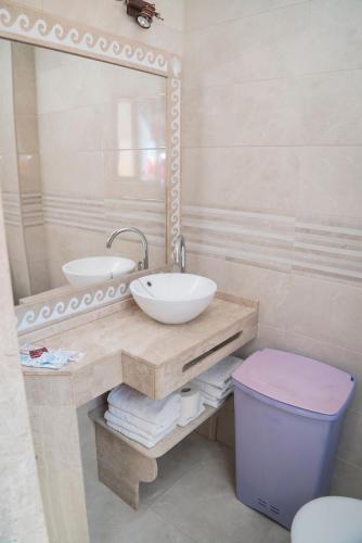 a bathroom with a sink and a mirror at Apartamentos Hacienda Sajorami in Zahora