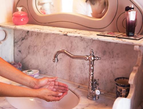 Ένα μπάνιο στο Amaryllis Boutique Guest House