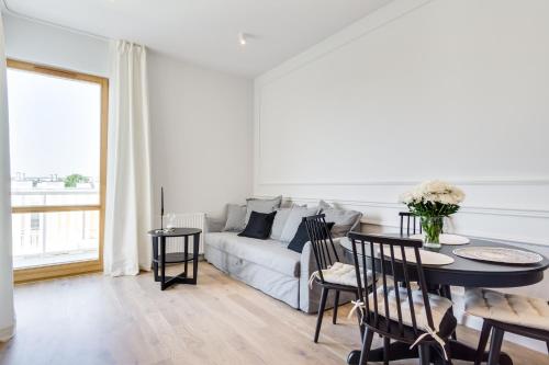 sala de estar con sofá y mesa en Elite Apartments Marine Mila Baltica, en Gdansk