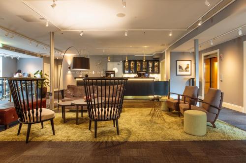 a living room with chairs and a table at Home Hotel Uman in Umeå
