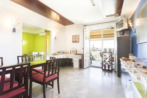 a kitchen and dining room with a table and chairs at Hotel Carlos V in Granada