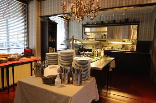 Hotel Seurahuone في كوكولا: مطبخ مع طاولة عليها لوحات