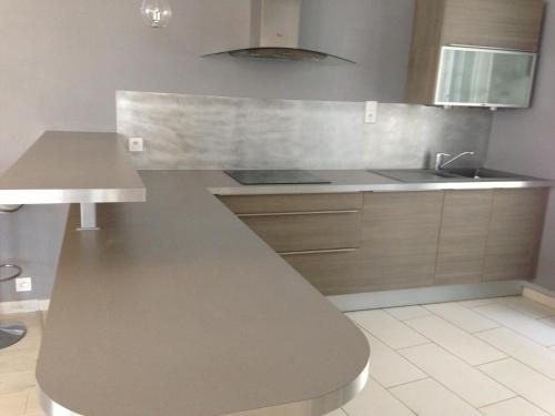 een keuken met een wastafel en een aanrecht bij Appartement Standing 40 mètres Plage Terrasse et Garage avec wifi in Pléneuf-Val-André