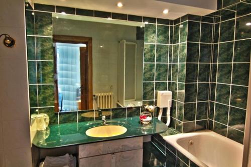 Hotel Star tesisinde bir banyo