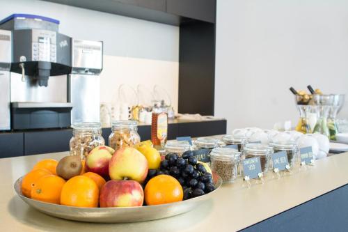 a bowl of fruit on a counter in a kitchen at MABI City Centre in Maastricht