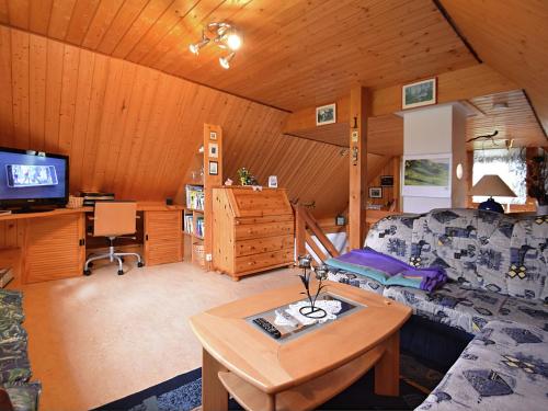 salon z kanapą i stołem w obiekcie Cottage in Black Forest near ski slopes w mieście Sankt Georgen im Schwarzwald