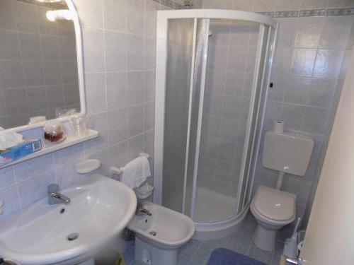 y baño con lavabo, ducha y aseo. en Hotel Udinese da Aldo, en Jesolo