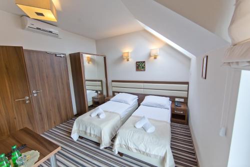 Llit o llits en una habitació de Pensjonat Łysica Wellness & Spa