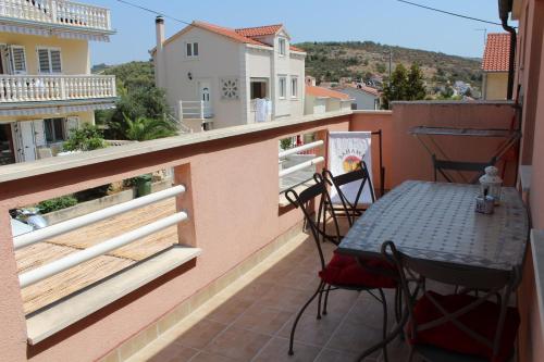 balcón con mesa y sillas en Apartments Luvi, en Trogir