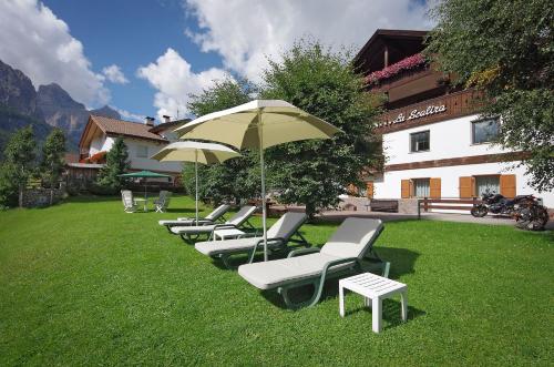 Nespecifikovaný výhled na hory nebo výhled na hory při pohledu z hotelu