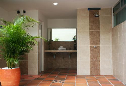 Ett badrum på Hotel Getsemaní BGA