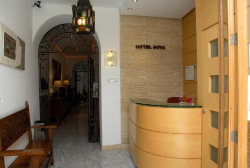 De lobby of receptie bij Hotel Goya