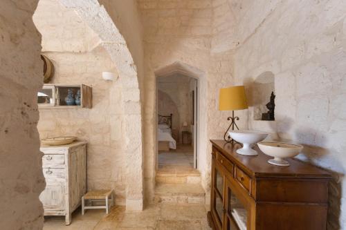 Zimmer mit einer Theke und einem Waschbecken auf der Kommode in der Unterkunft La Dialma by BarbarHouse in Cisternino