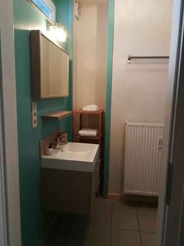 ein Badezimmer mit Waschbecken und Spiegel in der Unterkunft La clé des vacances in Stavelot