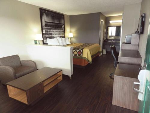 Köök või kööginurk majutusasutuses Super 8 by Wyndham Universal City
