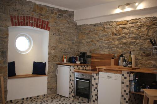 eine Küche mit einer Steinmauer und einer Arbeitsplatte in der Unterkunft Wein und Stein in Randersacker