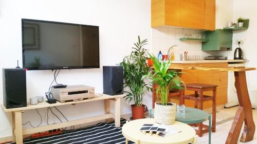 een woonkamer met een flatscreen-tv aan de muur bij Boardwalk Sea Apartment in Tel Aviv