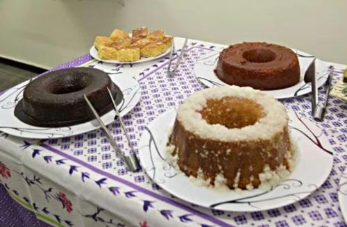 tre diversi tipi di torte su piatti su un tavolo di Maranim Plaza Hotel ad Amparo