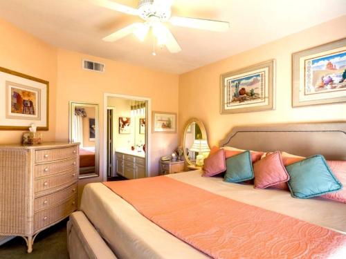 um quarto com uma cama e uma ventoinha de tecto em Private Resort Community Surrounded By Mountains w/3 Pool-Spa Complexes, ALL HEATED & OPEN 24/7/365! em Phoenix