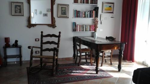 a dining room with a table and chairs and a mirror at Bed & Breakfast 4U PARCHEGGIO INTERNO in Chiavari