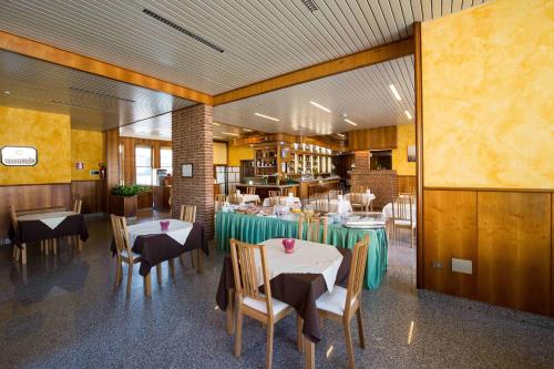 a restaurant with tables and chairs in a room at Hotel Route 9 in Cadeo