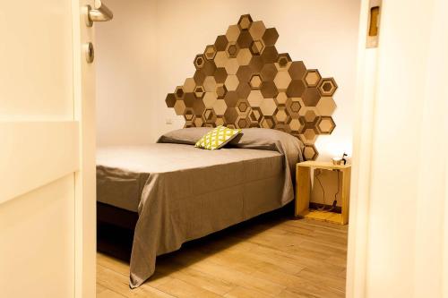 Schlafzimmer mit einem Bett mit einem großen Kopfteil in der Unterkunft Napoli Boulevard B&B in Neapel