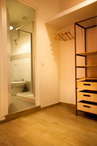 an empty room with a mirror and a closet at Napoli Boulevard B&B in Naples