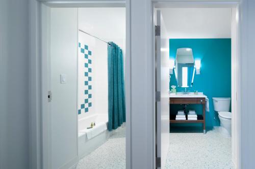 ein Badezimmer mit einer Badewanne, einem WC und einem Waschbecken in der Unterkunft Universal's Cabana Bay Beach Resort in Orlando