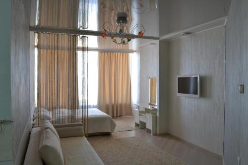 una camera con un letto e una finestra di Seven Eleven Apartment HOTEL in Most City a Dnipro