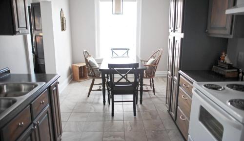 a kitchen with a table and chairs in a kitchen at Hotel Laurance in Luray