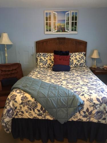 a bedroom with a bed and two windows at Glass Magnolia Bed & Breakfast in Interlaken