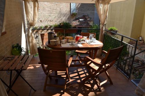 ein Tisch und Stühle auf einem Balkon in der Unterkunft Il Giardino Roccioso in Ravenna