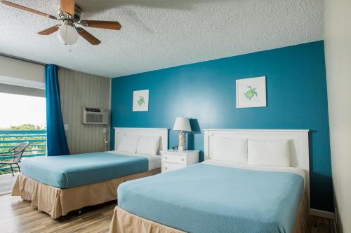 Ένα ή περισσότερα κρεβάτια σε δωμάτιο στο Ocean Villa Inn