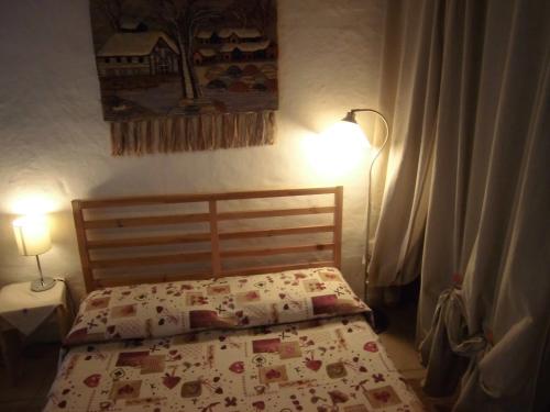 ポン・サン・マルタンにあるLa Casa Anticaの小さなベッドルーム(ベッド1台、ランプ付)