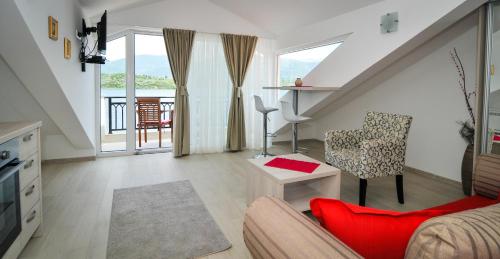 Apartments Zukovac في تيفات: غرفة معيشة مع أريكة وكرسي