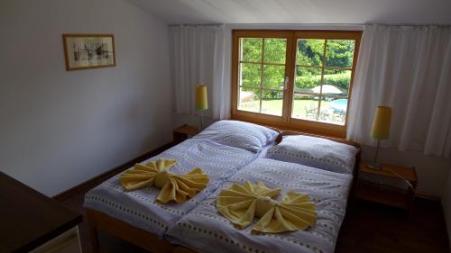 Un dormitorio con una cama con arcos amarillos. en Penzion Fousek, en Zvíkovské Podhradí
