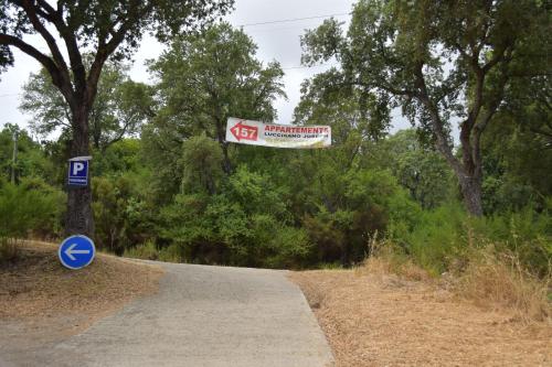 a sign on the side of a dirt road at Appartements Luccisano in Borgo