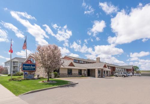 un hotel con un cartel frente a un edificio en AmericInn by Wyndham Fargo West Acres en Fargo