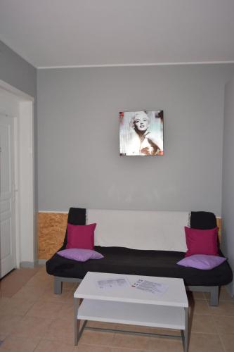 a living room with a bed and a table at Appartements Luccisano in Borgo