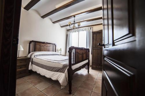 a small bedroom with a bed and a window at Apartamentos Cine Capicol in Albarracín