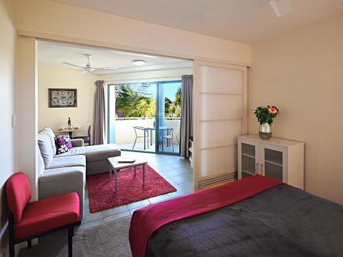 1 dormitorio con 1 cama y sala de estar en Noosa River Sandy Shores, en Noosaville