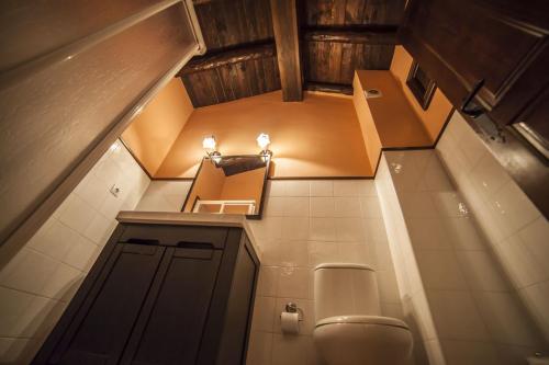 vistas a un baño con aseo en Apartamentos Cine Capicol, en Albarracín