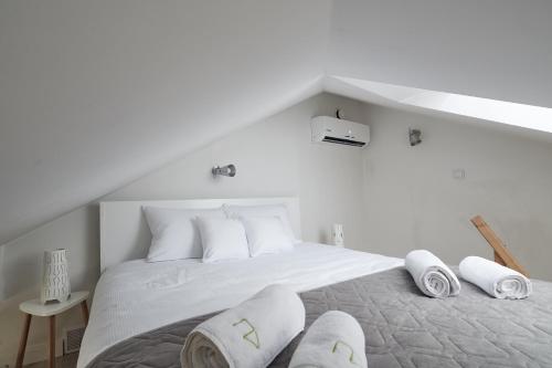 クラクフにあるTipTop Apartmentの白いベッドルーム(大型ベッド1台、白い枕付)